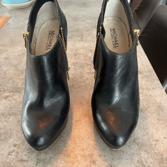Micheal Kors. Size 8.5. 4” heels. - Picture 2 of 4